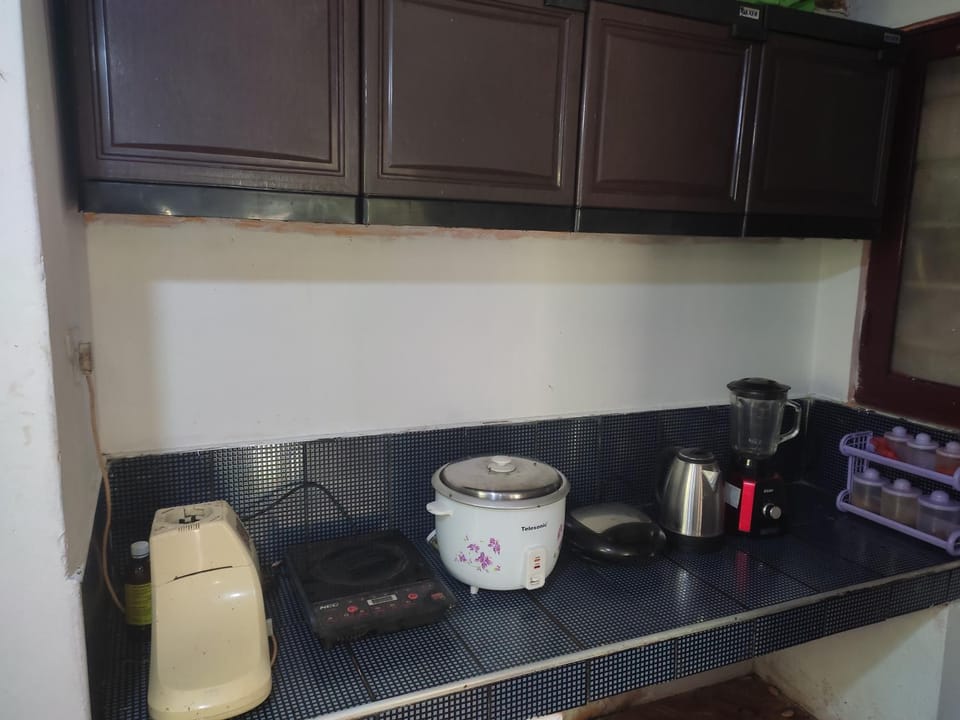 Kitchen or kitchenette, minibar, toaster