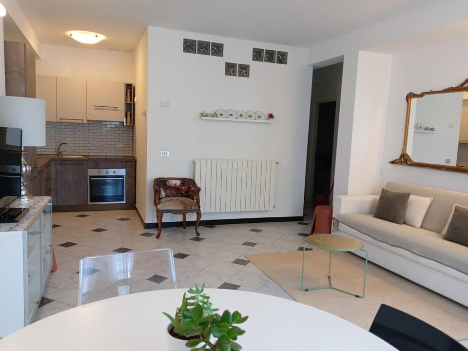 Kitchen or kitchenette, dishwasher, oven, stove, kitchen, acessibility