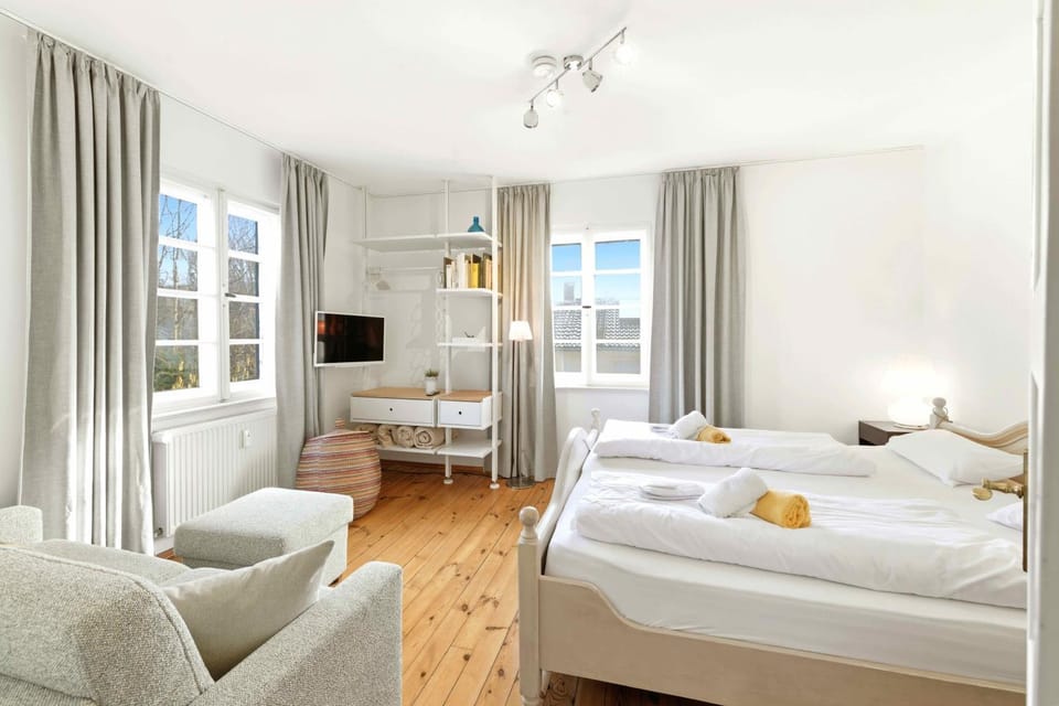 Bed, TV and multimedia, Bedroom