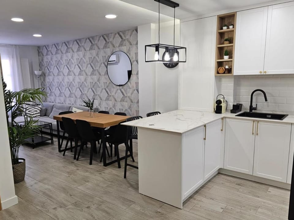 Kitchen or kitchenette, Dining area