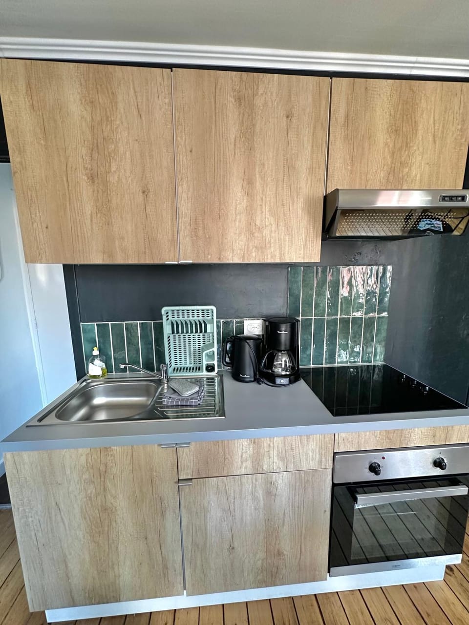 Coffee/tea facilities, Kitchen or kitchenette, oven, stove