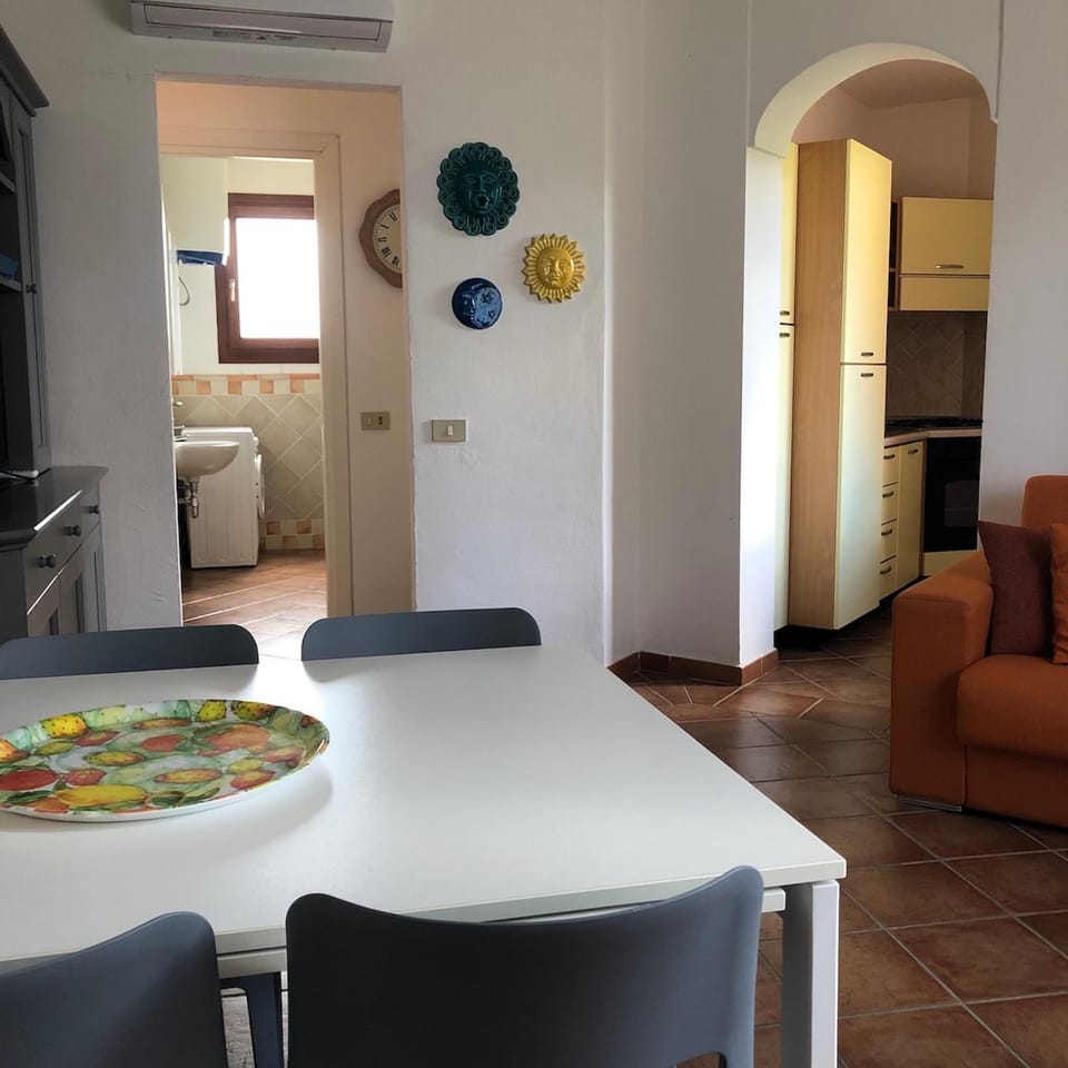 Kitchen or kitchenette, Seating area, Dining area