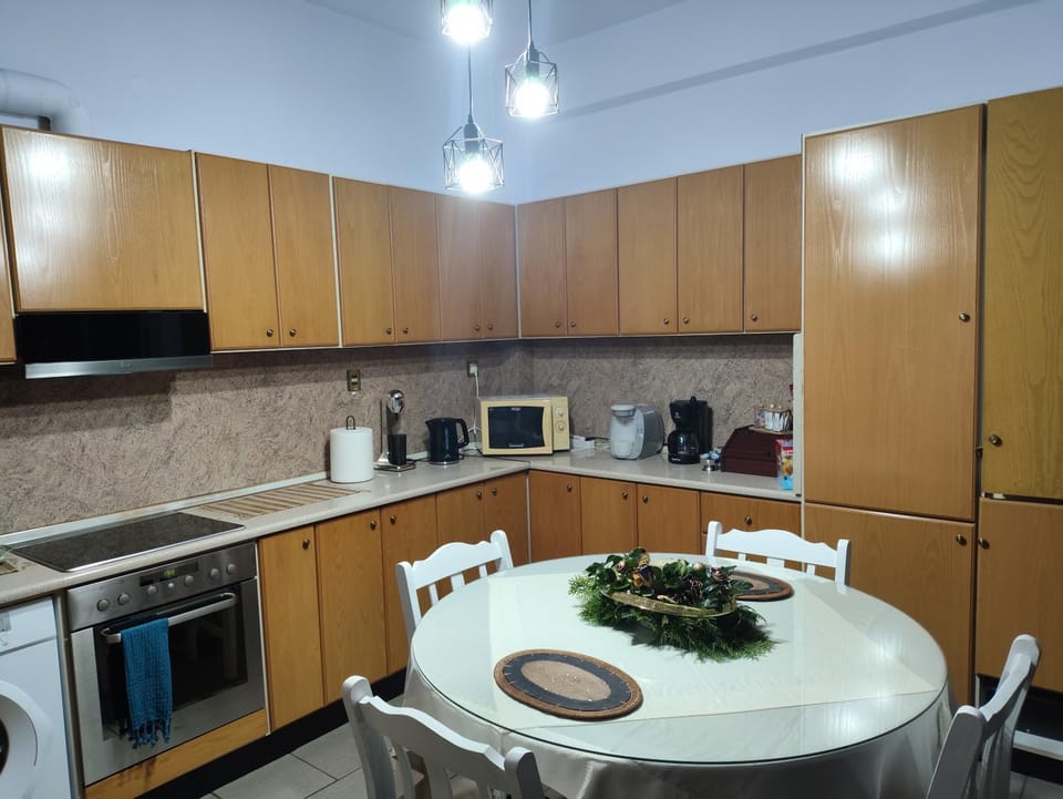 Coffee/tea facilities, Dining area, oven, stove