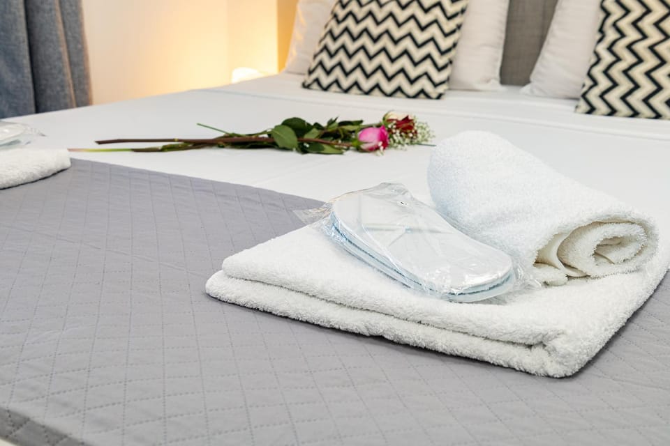 Photo of the whole room, Bedroom, towels