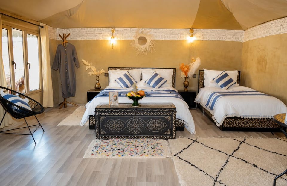 Bed, Living room, Photo of the whole room, Seating area