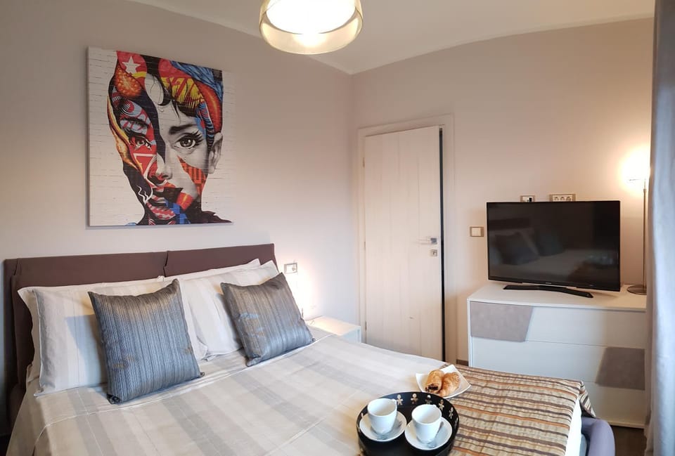 Bed, TV and multimedia, Photo of the whole room, Bedroom