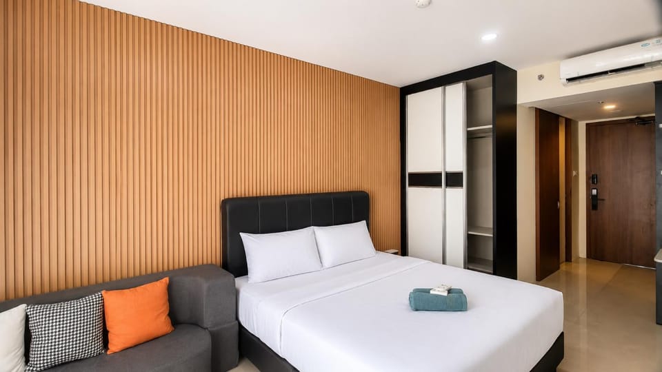 Photo of the whole room, towels, wardrobe, air conditioner