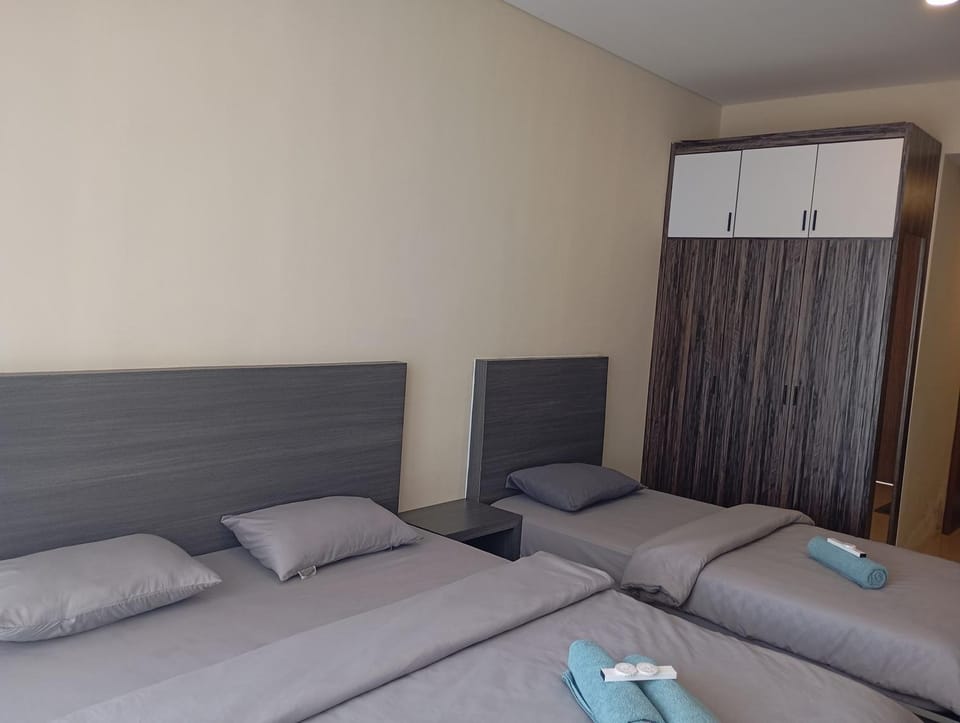 Photo of the whole room, Bedroom, towels, wardrobe