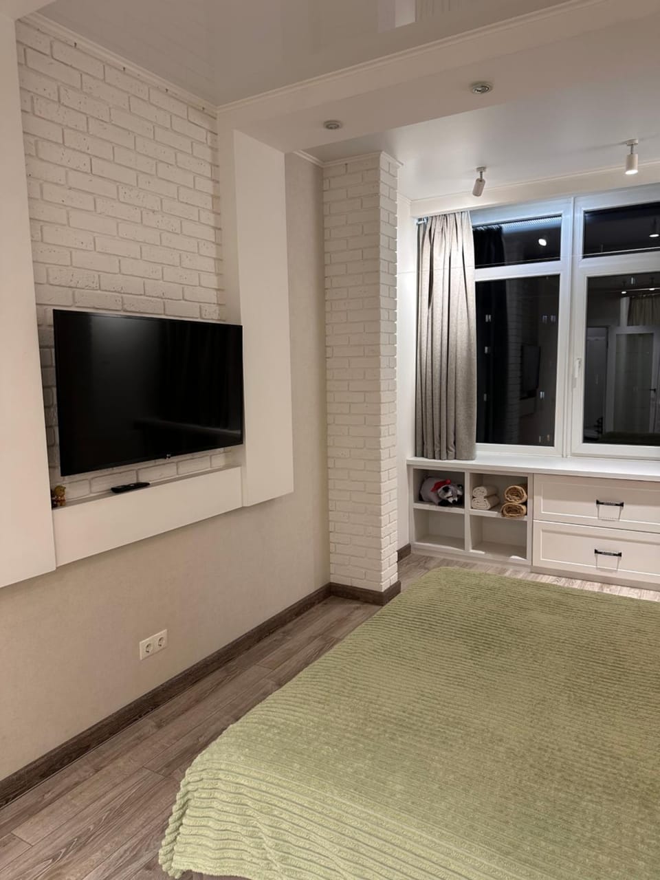 Bed, TV and multimedia, Bedroom
