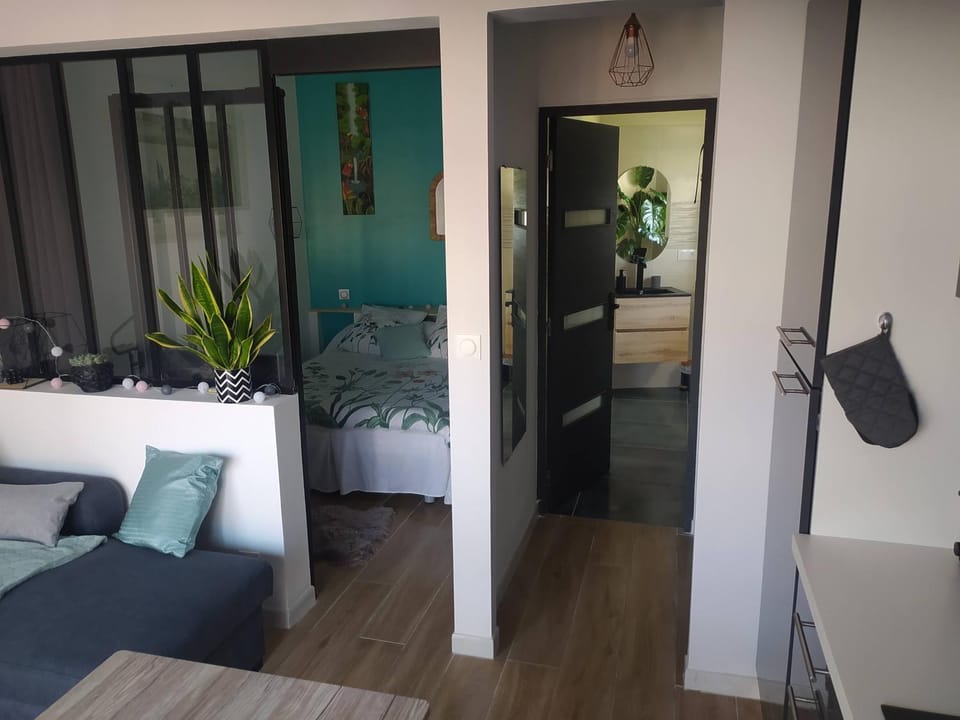 Bed, Living room, Photo of the whole room, Seating area, Bedroom