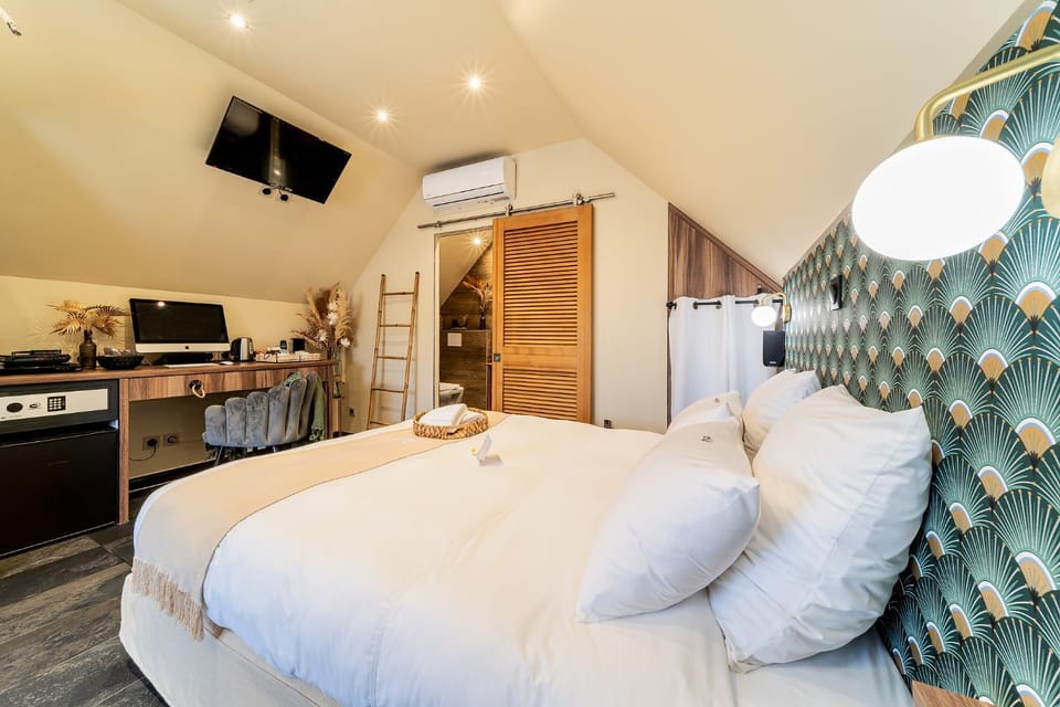 Bed, TV and multimedia, Photo of the whole room, Seating area, Bedroom, oven, safe, air conditioner