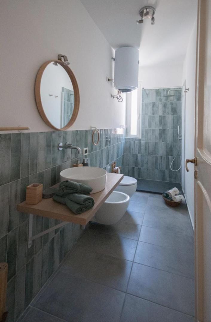 Shower, Toilet