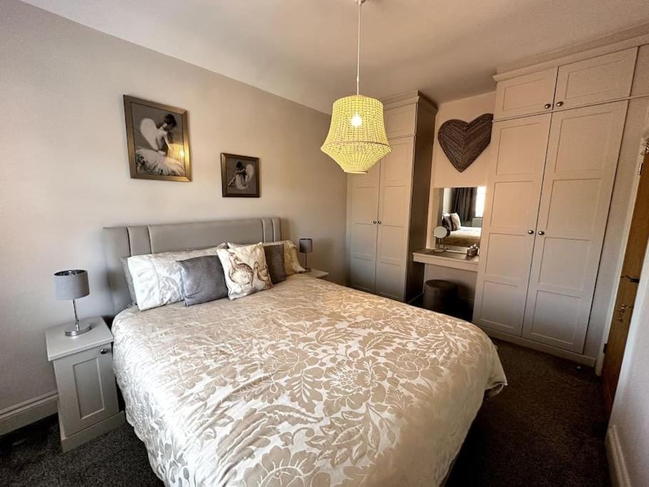 Bed, Photo of the whole room, Bedroom, wardrobe