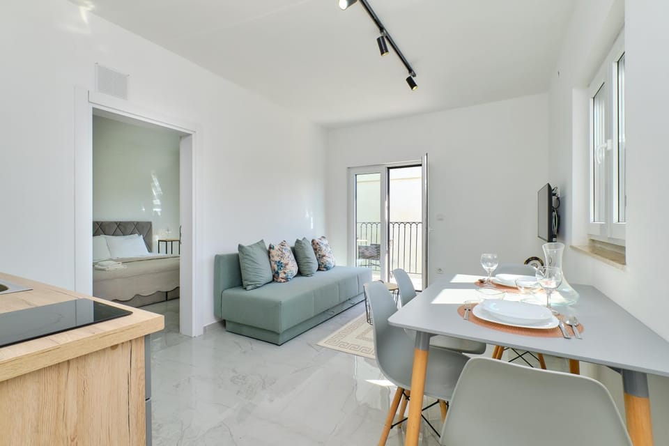 TV and multimedia, Kitchen or kitchenette, Living room, Seating area, Dining area