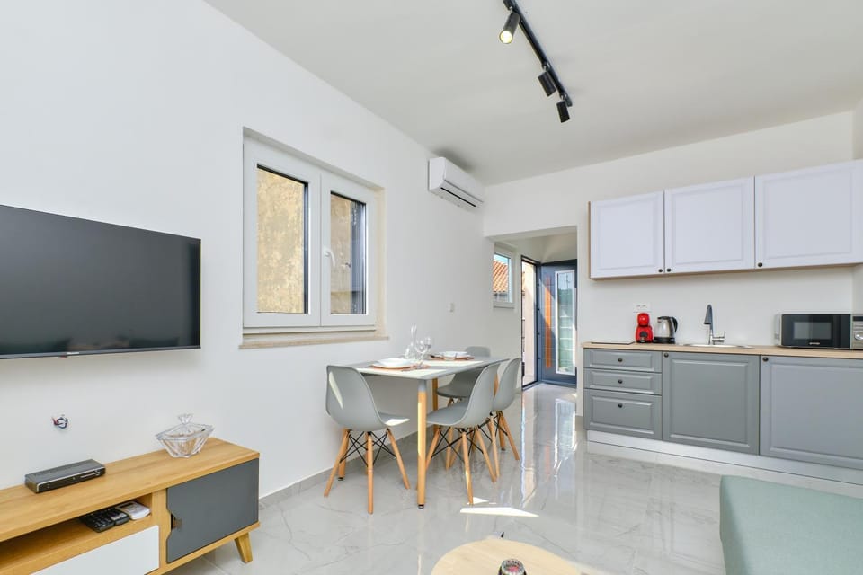 TV and multimedia, Kitchen or kitchenette, Dining area, minibar