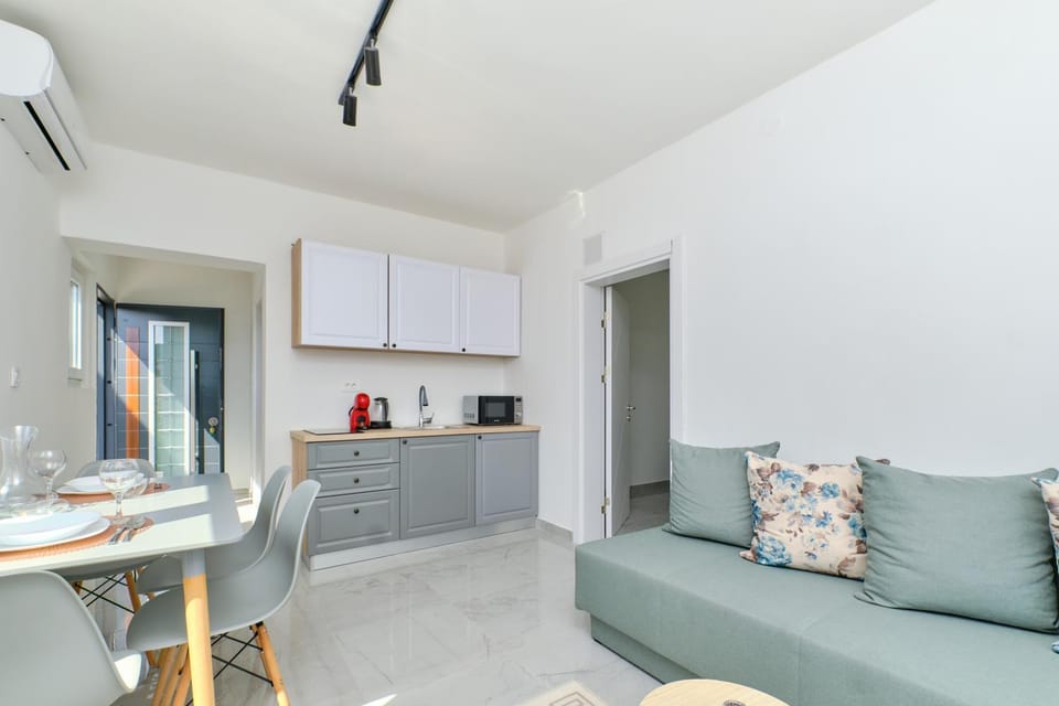 Kitchen or kitchenette, Living room, Seating area, Dining area, minibar