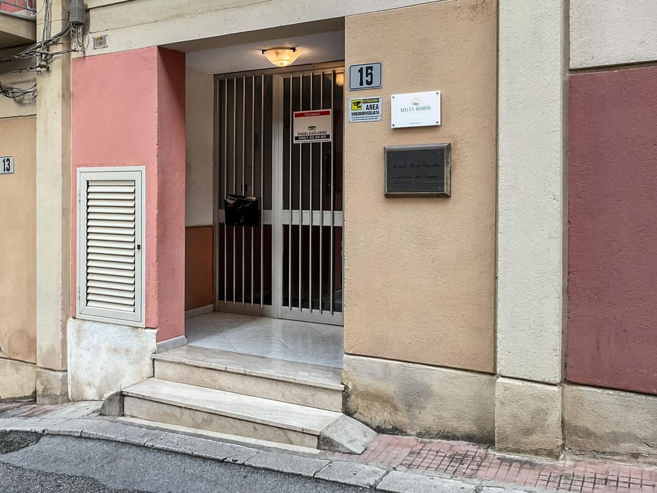 Property building, Facade/entrance, Day