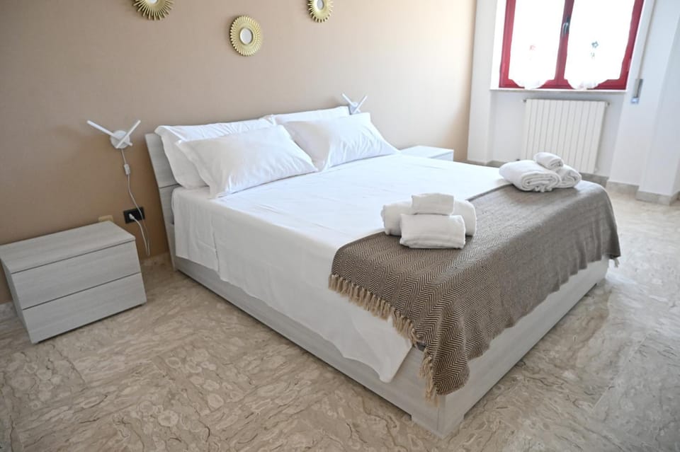 Bed, Bedroom, towels