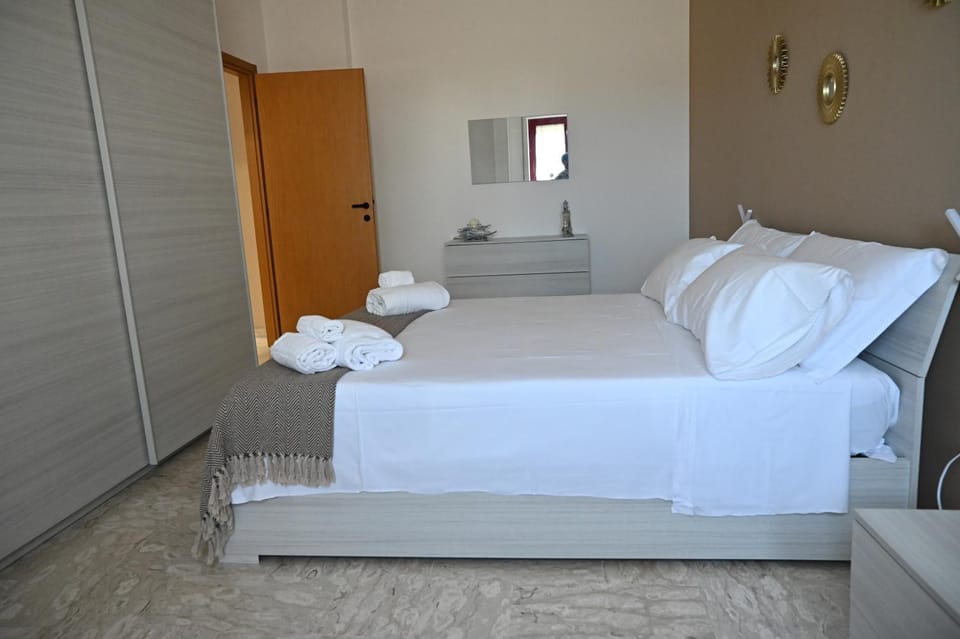 Bed, Bedroom, towels, wardrobe