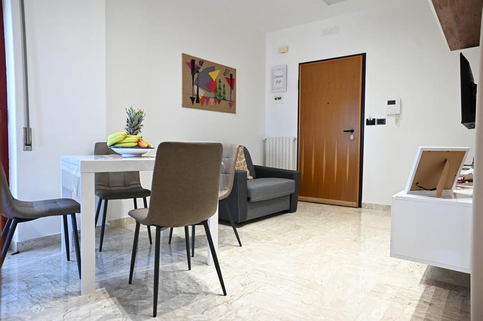 TV and multimedia, Seating area, Dining area