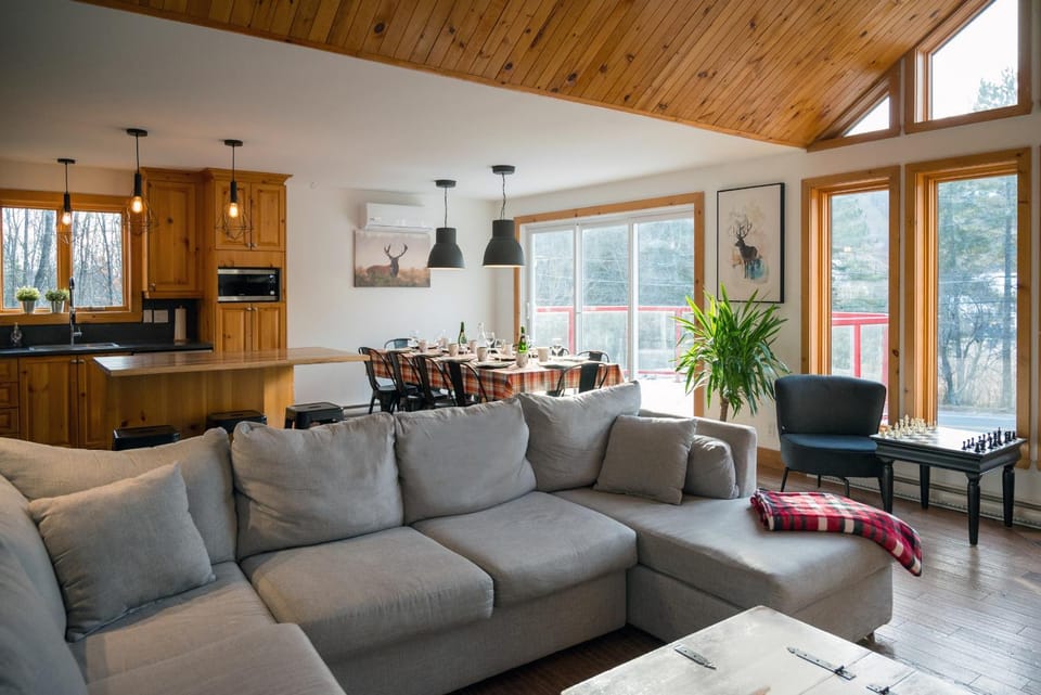Living room, Dining area, Mountain view