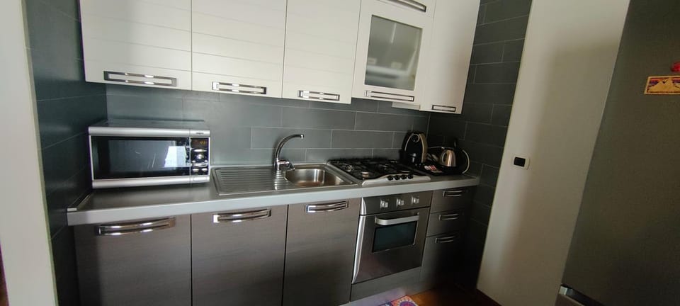 Coffee/tea facilities, Kitchen or kitchenette, dishwasher, oven, stove, toaster