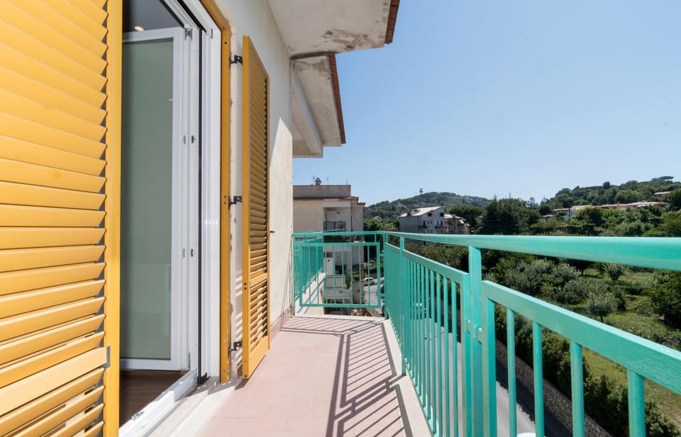 Property building, Day, Balcony/Terrace