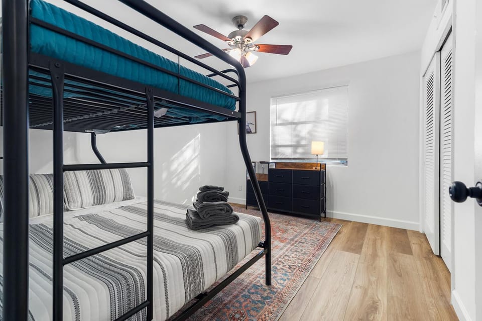 Bed, Photo of the whole room, Bedroom, bunk bed, air conditioner