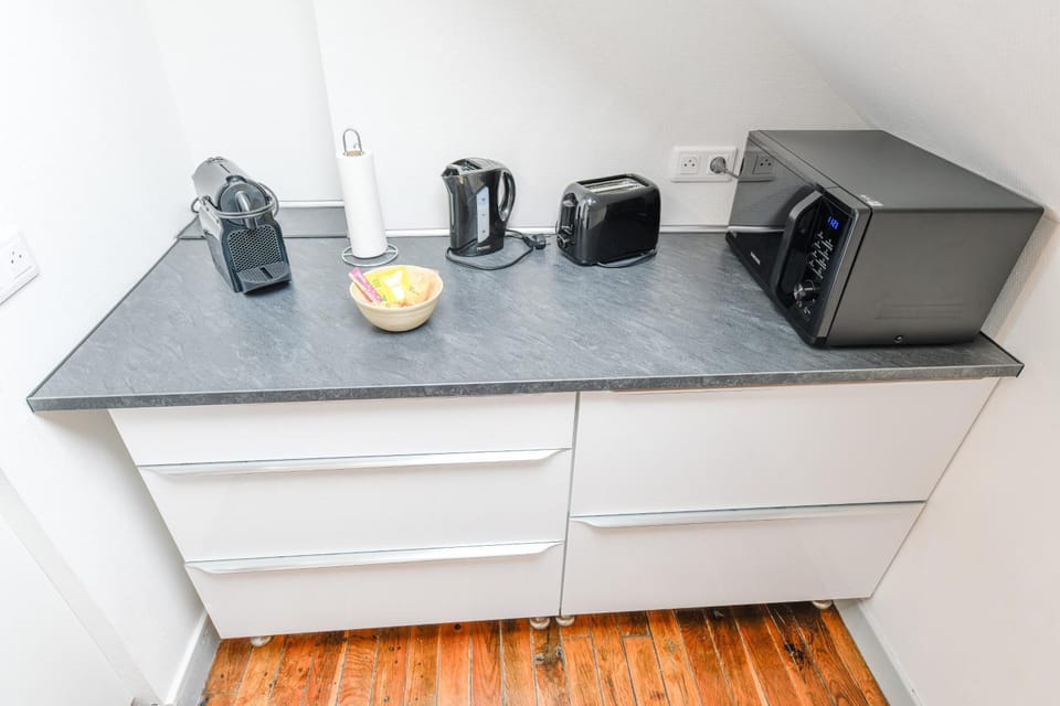 Coffee/tea facilities, microwave, toaster, kitchen