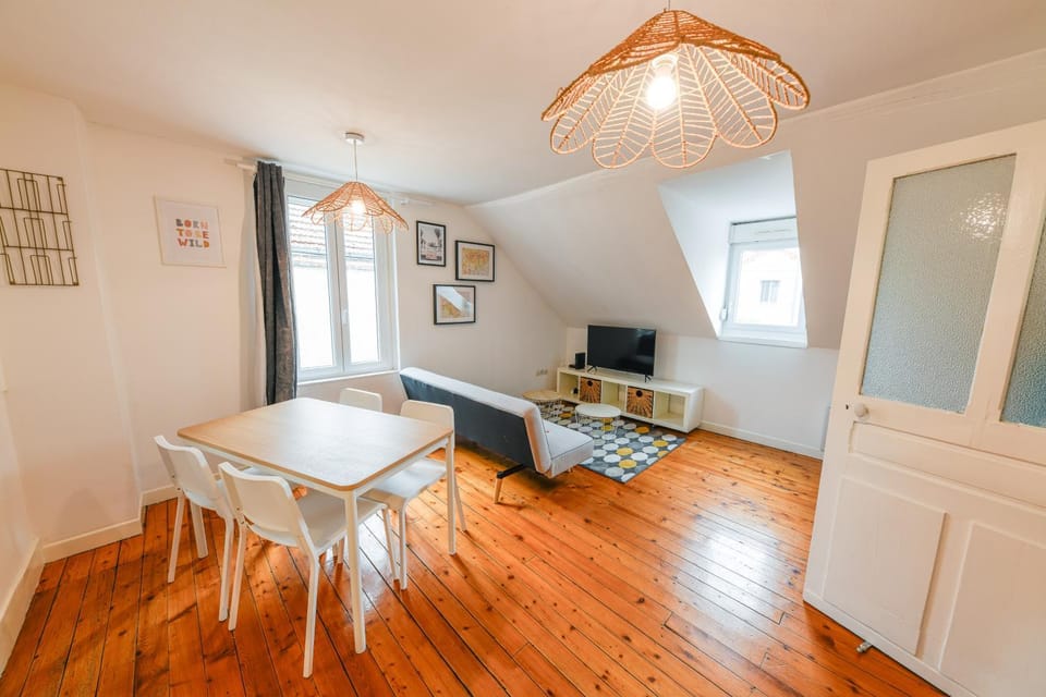 TV and multimedia, Living room, Seating area, Dining area