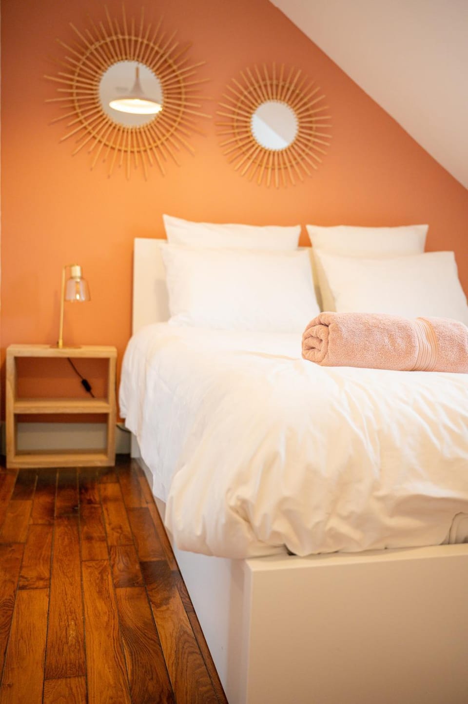 Bed, Bedroom, towels