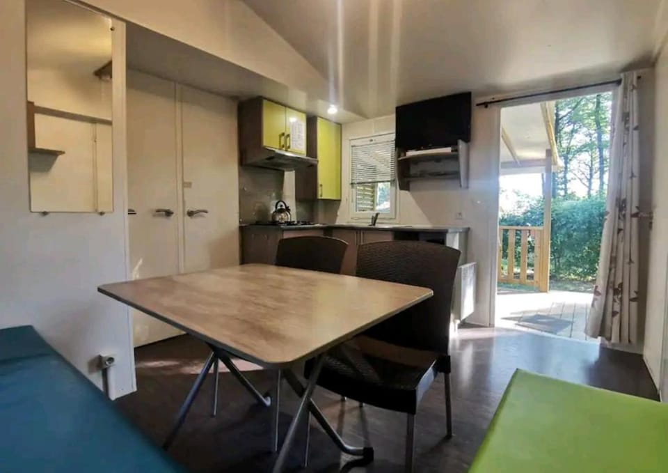 TV and multimedia, Kitchen or kitchenette, Living room, Dining area, minibar, stove