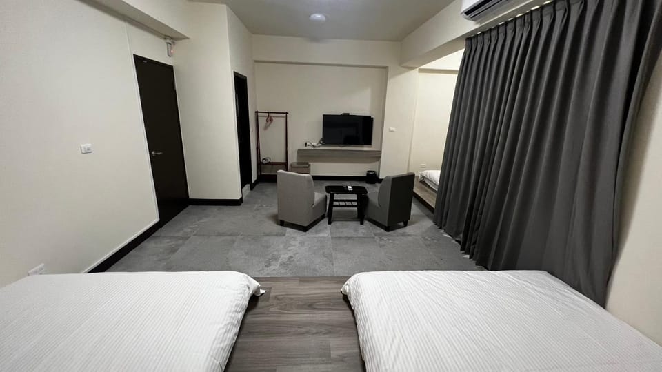 Bed, TV and multimedia, Photo of the whole room