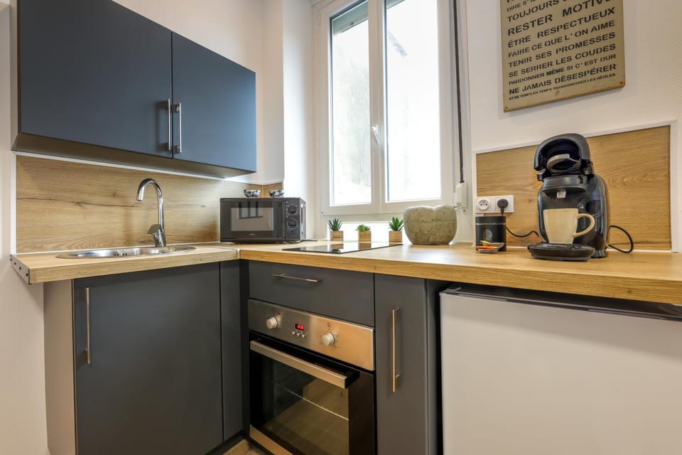 Coffee/tea facilities, Kitchen or kitchenette, stove
