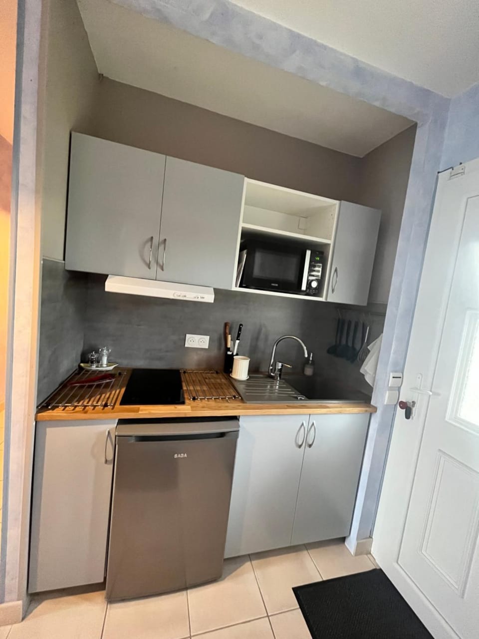 Kitchen or kitchenette, minibar, stove
