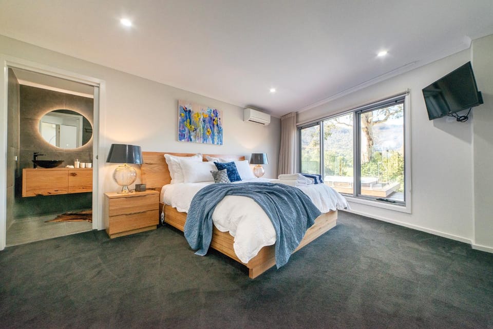 Bed, TV and multimedia, Photo of the whole room, Bedroom, towels