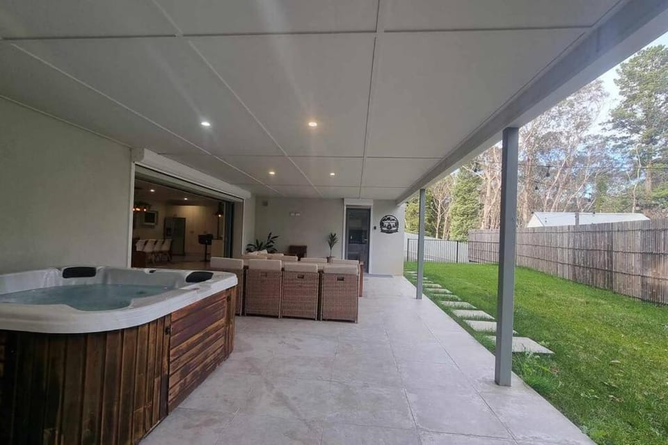 Patio, Day, Natural landscape, Garden, Hot Tub, Garden view