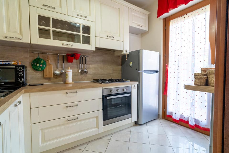Kitchen or kitchenette, dishwasher, oven