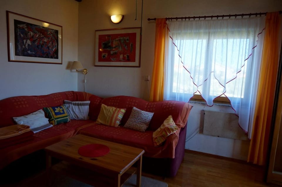 TV and multimedia, Coffee/tea facilities, Balcony/Terrace, Kitchen or kitchenette, Living room, Seating area, Dining area