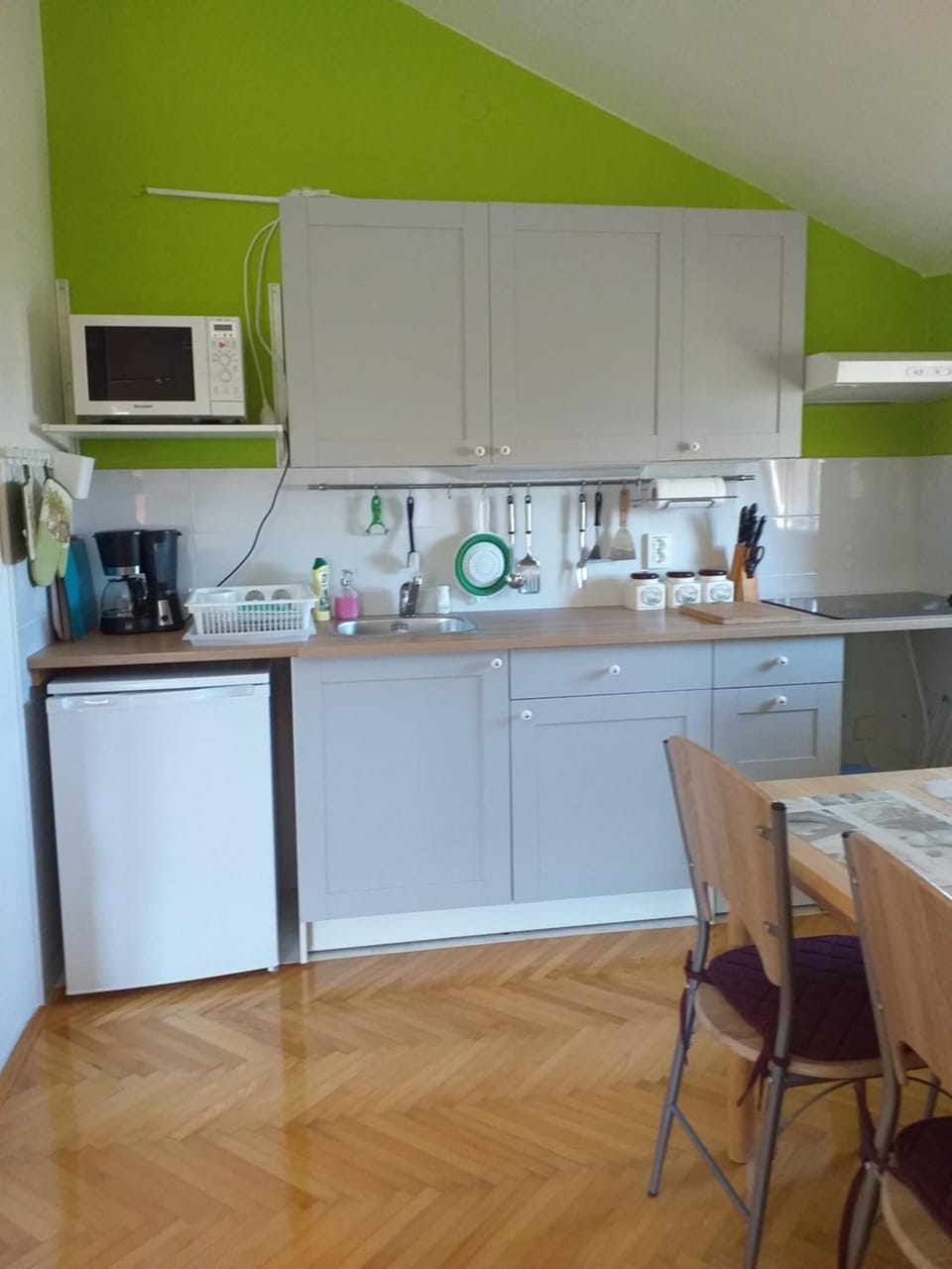 TV and multimedia, Coffee/tea facilities, Kitchen or kitchenette, Living room, Seating area, Dining area