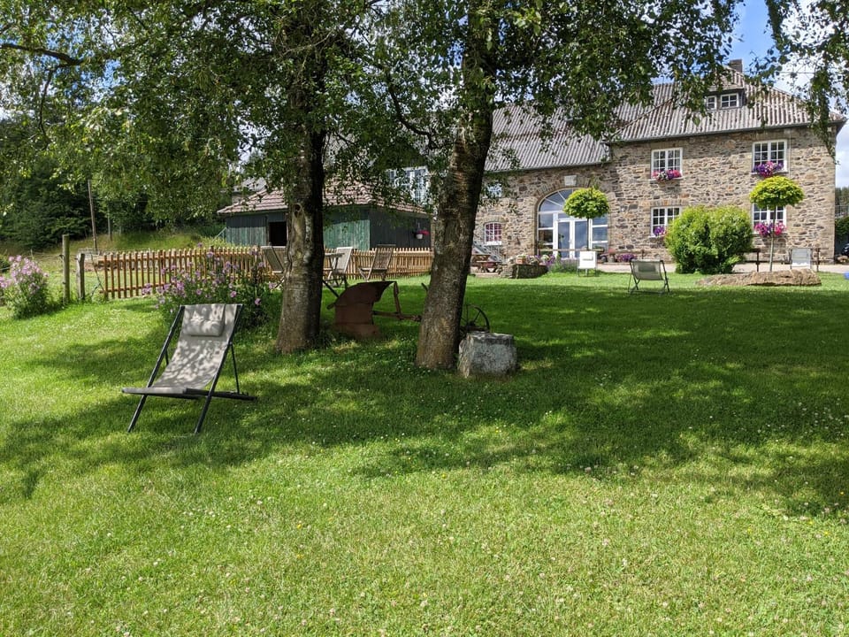 Property building, Spring, Day, Natural landscape, Garden, Garden view, sunbed
