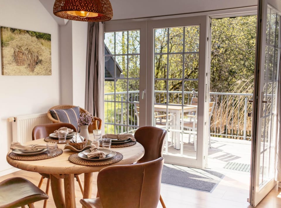View (from property/room), Balcony/Terrace, Dining area, Garden view