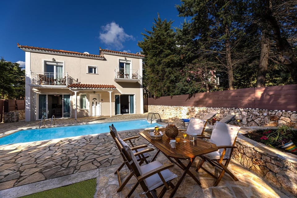 Property building, Patio, Day, Garden, Pool view, Swimming pool, sunbed