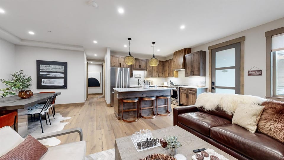 Kitchen or kitchenette, Living room, Seating area