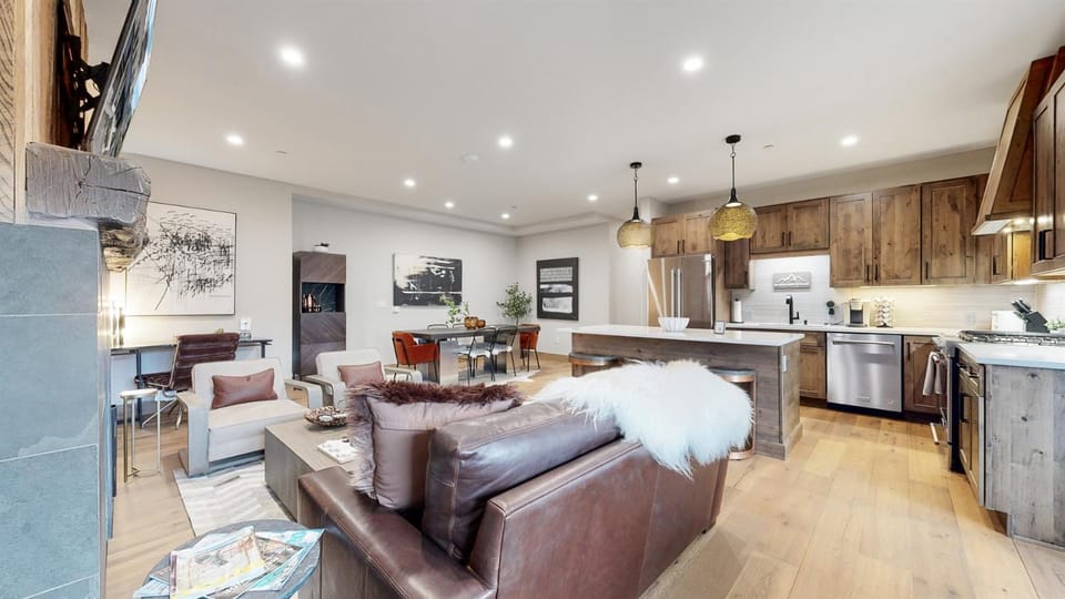 Kitchen or kitchenette, Living room, Seating area