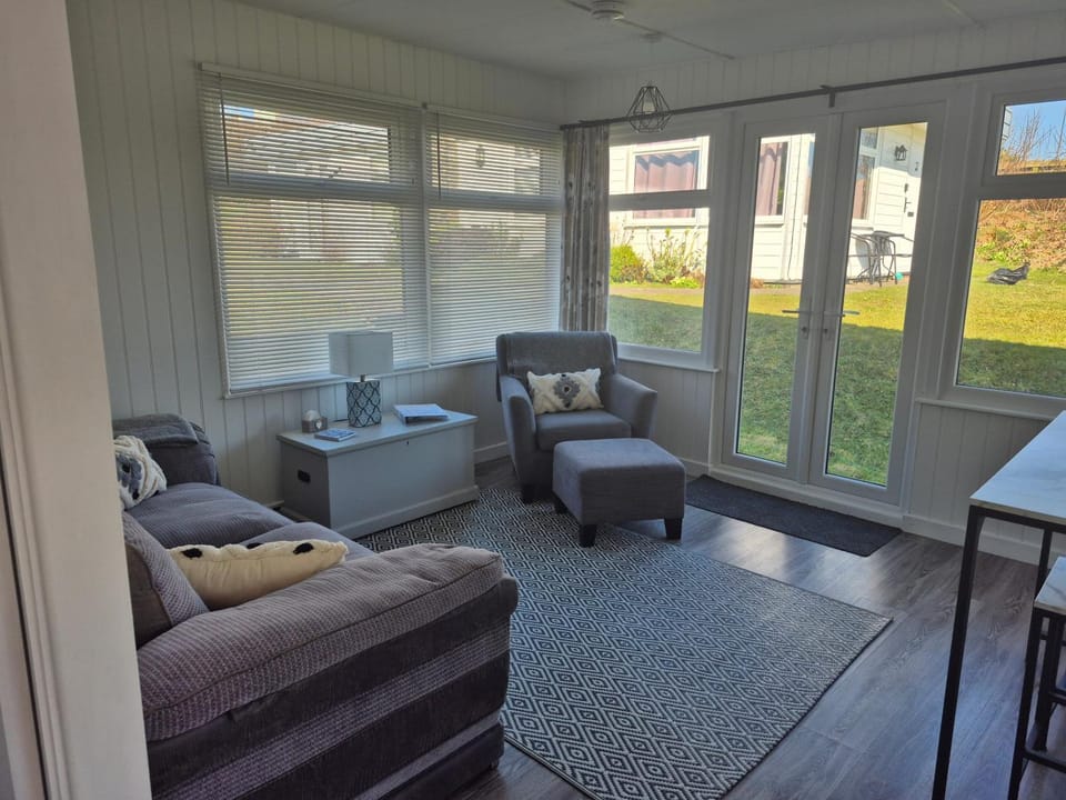 Pebbles Chalet in Nolton and Roch