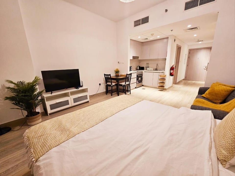 B12 Studio near Formula 1, with canal and pool view Apartment in Abu Dhabi