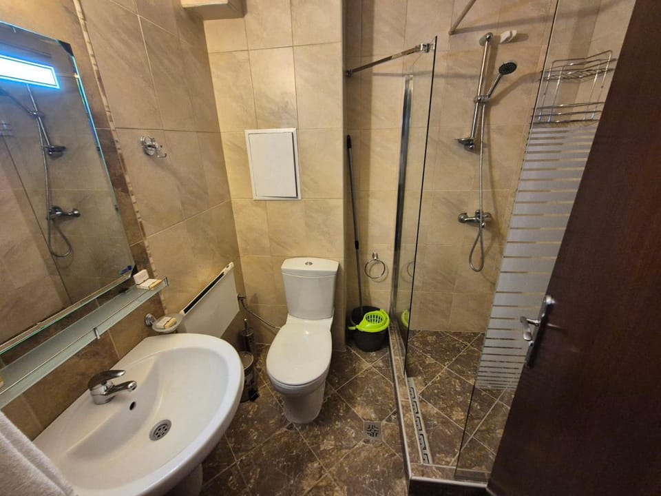 Shower, Toilet, Bathroom, bidet, towels