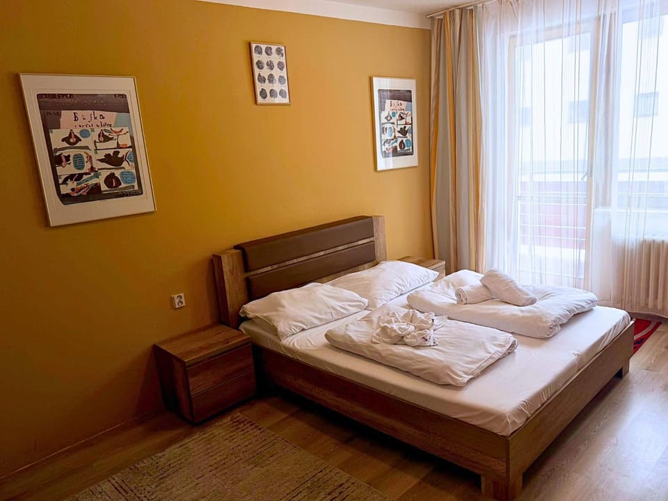 Bed, Bedroom, towels