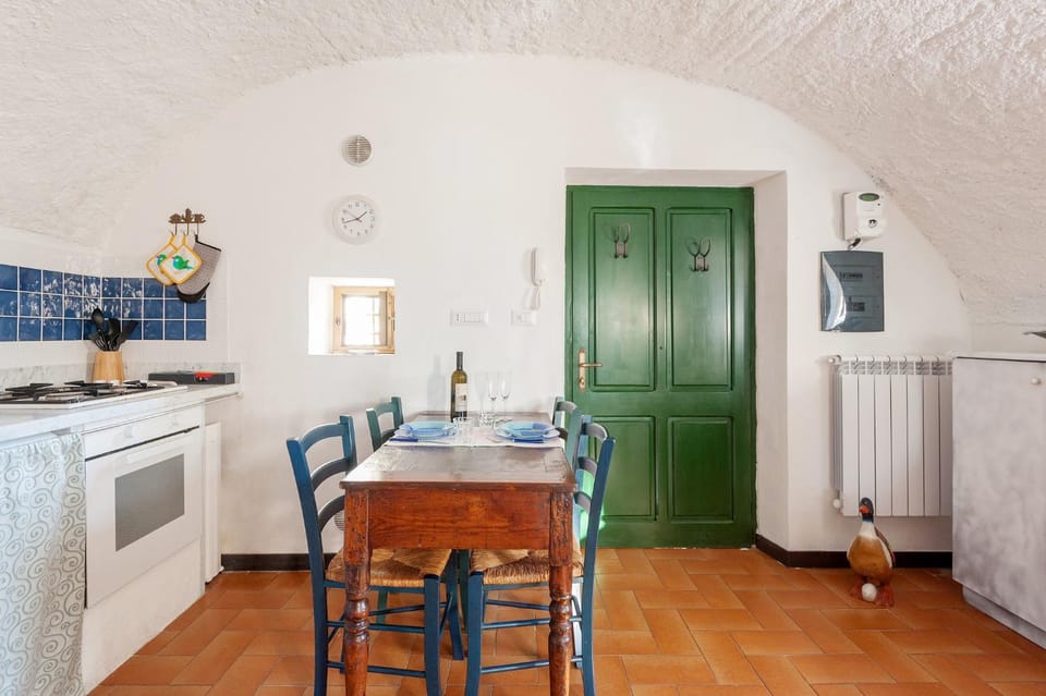 Kitchen or kitchenette, Seating area, Dining area, heating, oven, pet friendly, stove, air conditioner